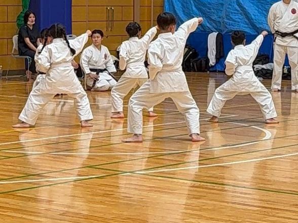 少年部の子どもたちによる型の稽古（鎌倉第二小学校 体育館）