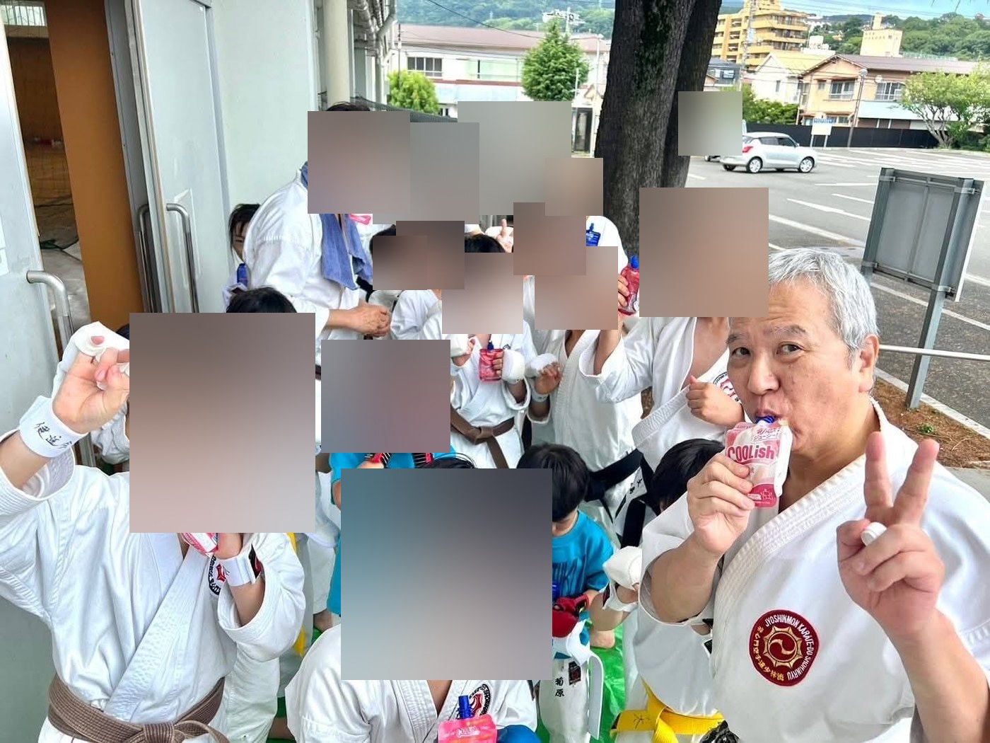 稽古のあとの、子どもたちと指導陣の楽しいひととき