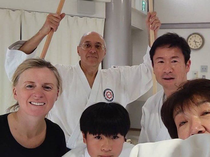 国際指導員も一緒に、子どもから大人まで仲間との一枚