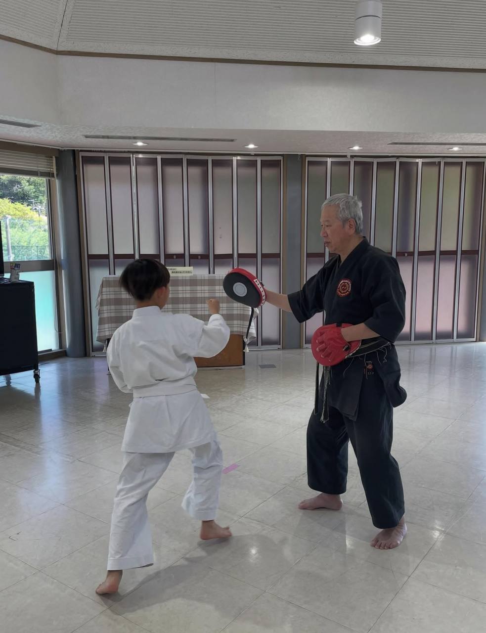 師範のミットを相手に、お子さんがマンツーマンで突きの稽古