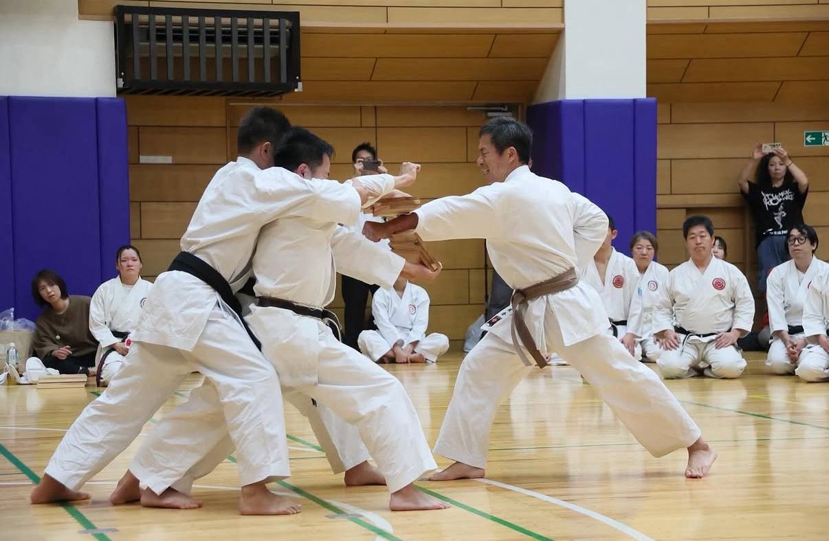 演武で板を割る、迫力の試し割り