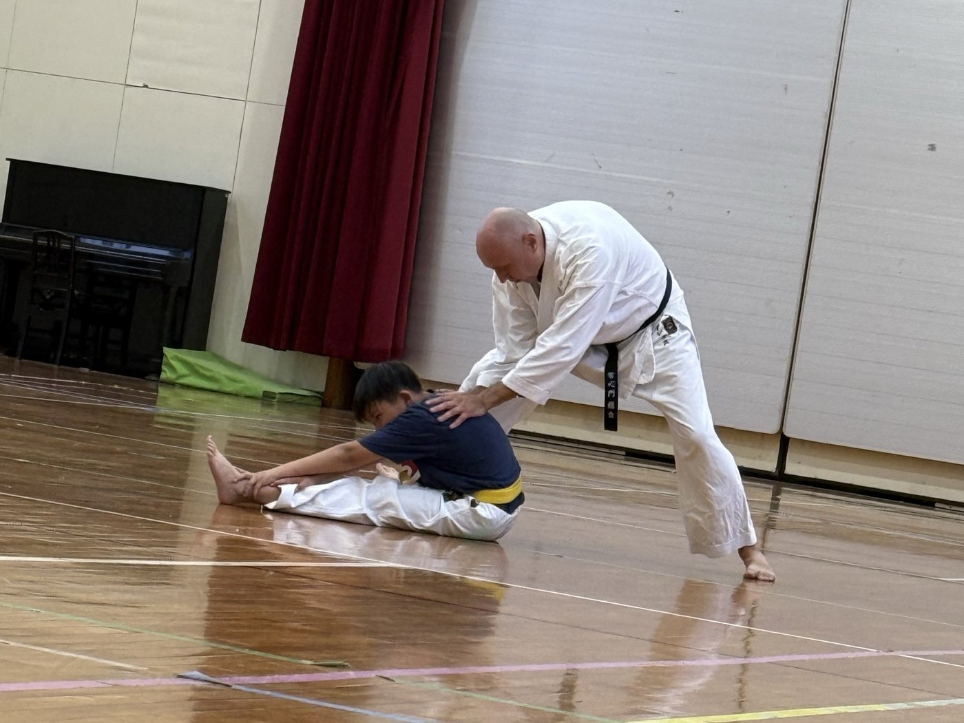 稽古前の準備体操・ストレッチで体をほぐす様子